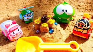 Ам Ням и Робокары играют в Песочнице. Видео для детей