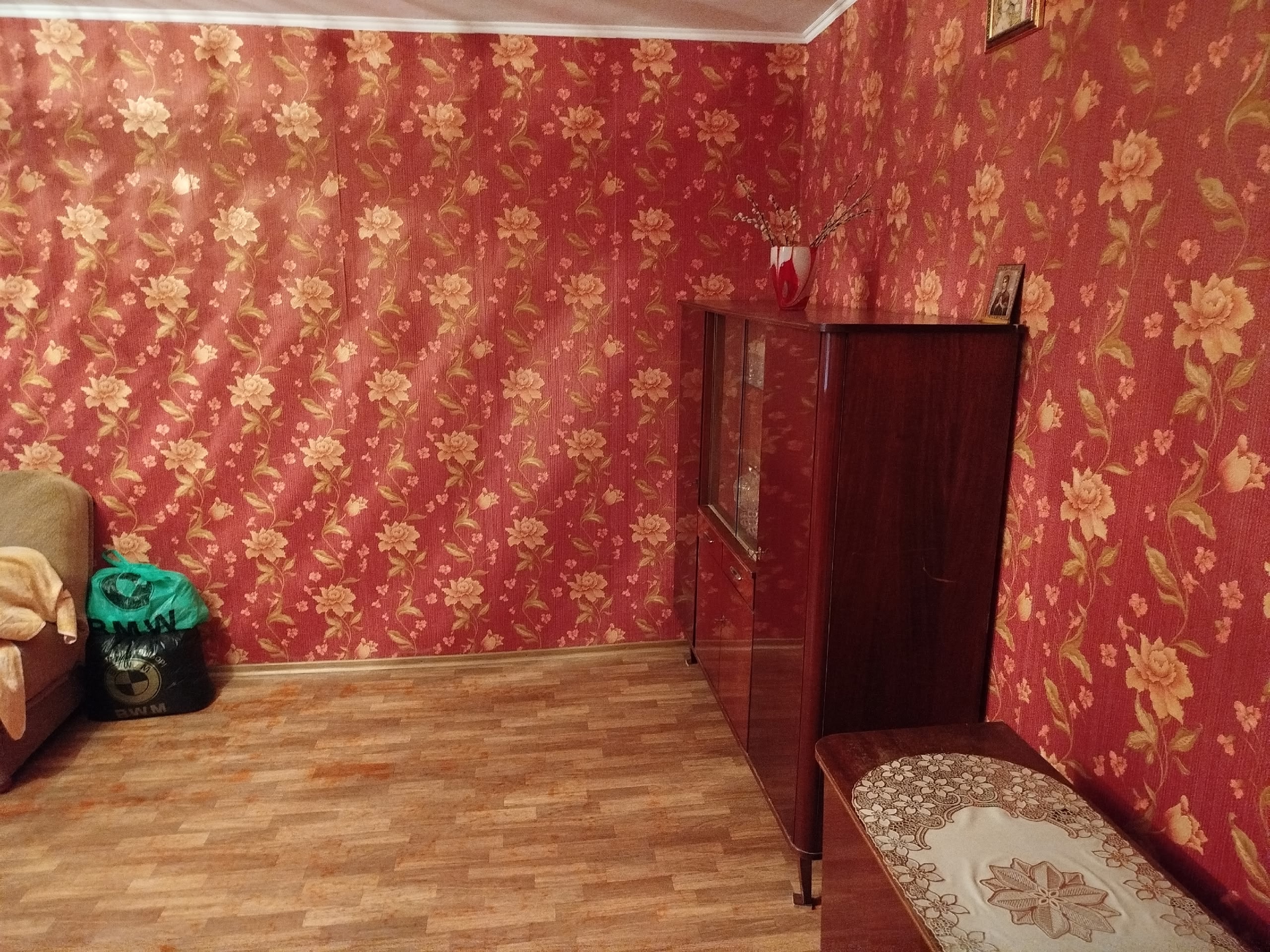 Продам 2-х комнатную в Луганске на восточных кварталах (кв. Якира) 1/9. Общая площадь 52,9 кв.м. Установлены м/п окна, балкон ОТСУТСТВУЕТ! Рядом имеется все необходимое для комфортного проживания: транспортная остановка, аптека, школа, детский сад, супермаркет. для сделки. Цена 4.500.000 р.+79599916955...