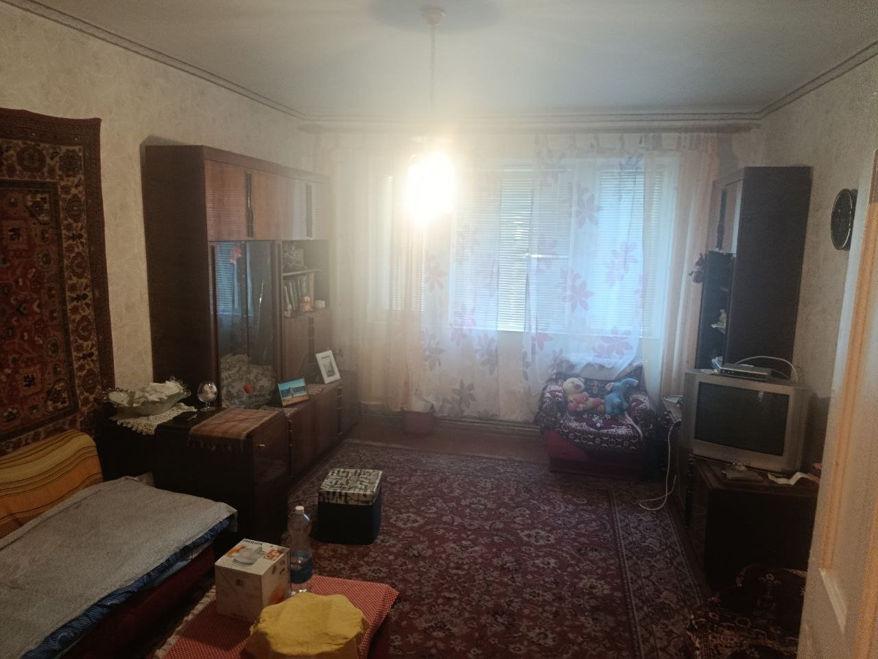 🔑 ПРОДАМ 3-КОМНАТНУЮ КВАРТИРУ 🔑 📍 г. Стаханов, ул. Карла Либкнехта, д.71 ✅ 🏢 Этаж: 1/2✅ 📐Площадь - 💼 , собственник один, быстрый выход на сделку ✅ 🏡 ОПИСАНИЕ: 🔹 Пластиковые окна 🪟 🔹 Металлическая входная дверь 🚪 🔹 Вода круглосуточно 🚰 🔹 Отопление — одноконтурный котёл ♨️ 🔹 Колонка для горячей воды 💦 🔹 Вся меб...