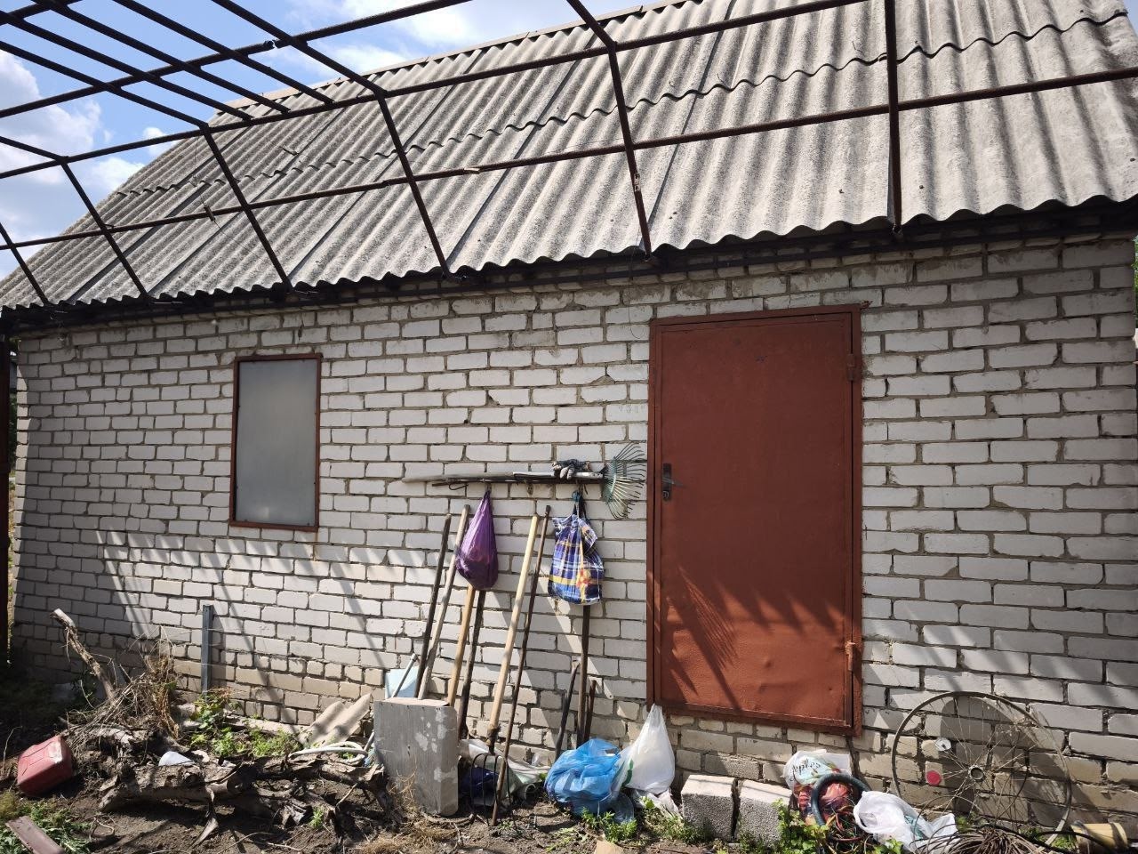 Продается дом в г. Луганске, Каменнобродский район, ул. Серафимовича. Участок 5 соток, на территории гараж, летняя кухня, душ, туалет. Общая площадь дома 110м², 3 изолированные спальни по 13,5м² и большой зал, кухня 14м² плюс подсобка 12м², высота потолков 2,7м, с/у совмещен. Фундамент дикарь, стены пенобетон...