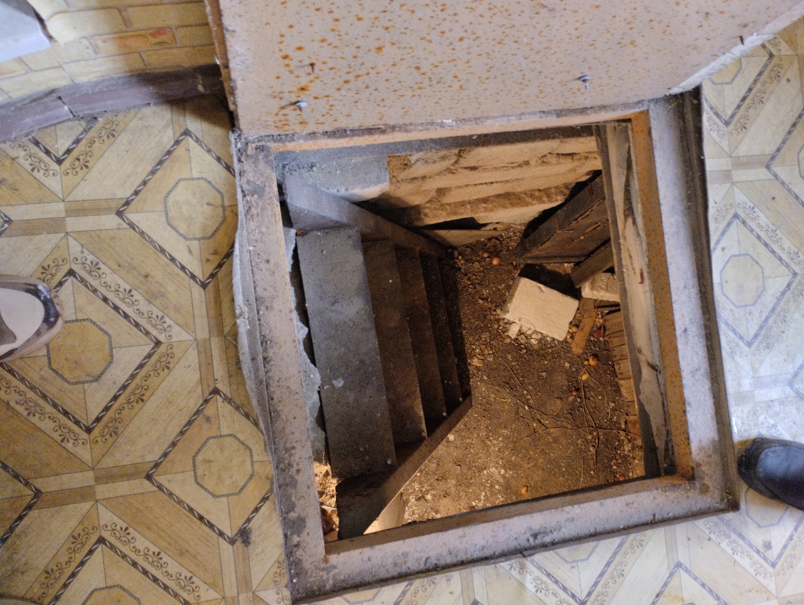 !!! 📎Продается в ЛНР, Станично - Луганский р-н, с. Николаевка, 🏠ДАЧА в сад.общ. Айболит ✅Участок 6.67 сот., земля приватизирована ️ ✅Дом 6*9, 2х эт. , второй этаж без отделки. ✅Окна деревянные с метал. решетками ✅Две комнаты, кухня с подвалом, коридор, кладовая. ❗ Действующий камин. ✅ Евро забор, новая крыша....