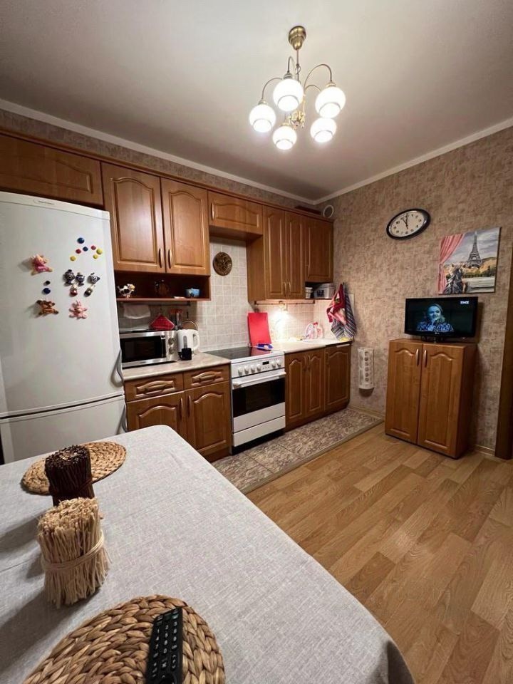 Сдается:2-комнатная квартира Этаж: 4 Район:Кировский Стоимость:26000 Залог:26000 Просторная 55 м² квартира оснащена всем необходимым для комфортного и уютного проживания, стиральная машина, микроволновая печь, электрический чайник, спальный гарнитур и матрас в маленькой комнате, на длительный срок. Контакт: +...