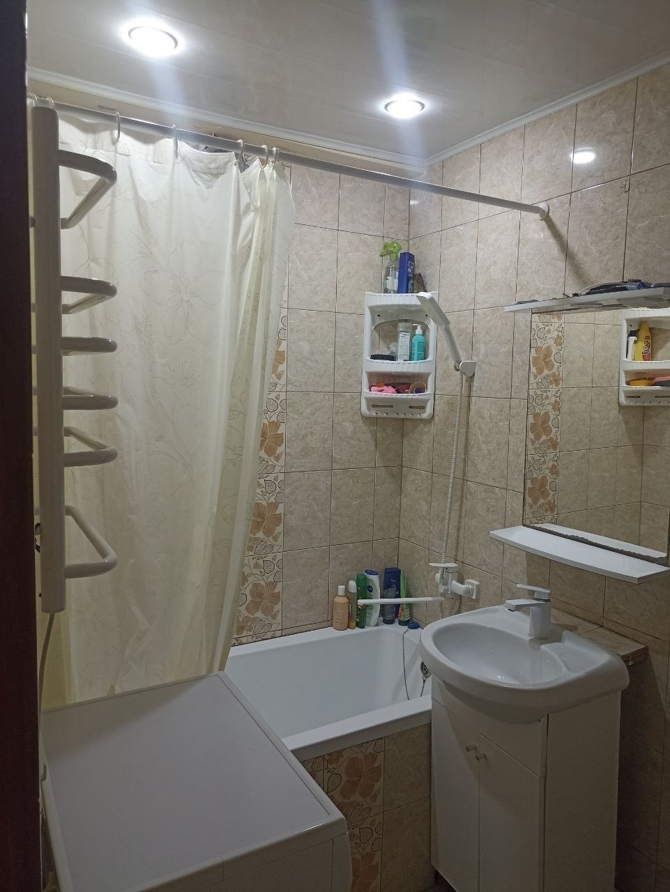 🏬2 комнатная, 40м², 5/5эт., кв.Комарова (район с/м Каштан), Жовтневый р-н, г.Луганск ✅Автономное отопление❗️ ✔️ ✅Уютная и теплая квартира с современным ремонтом, не угловая. Крыша в хорошем состоянии. ✅Входная железная дверь. ✅Натяжные потолки, окна м/п (3 стекла), балкон застеклен. Кондиционер. С/у совмещен ...