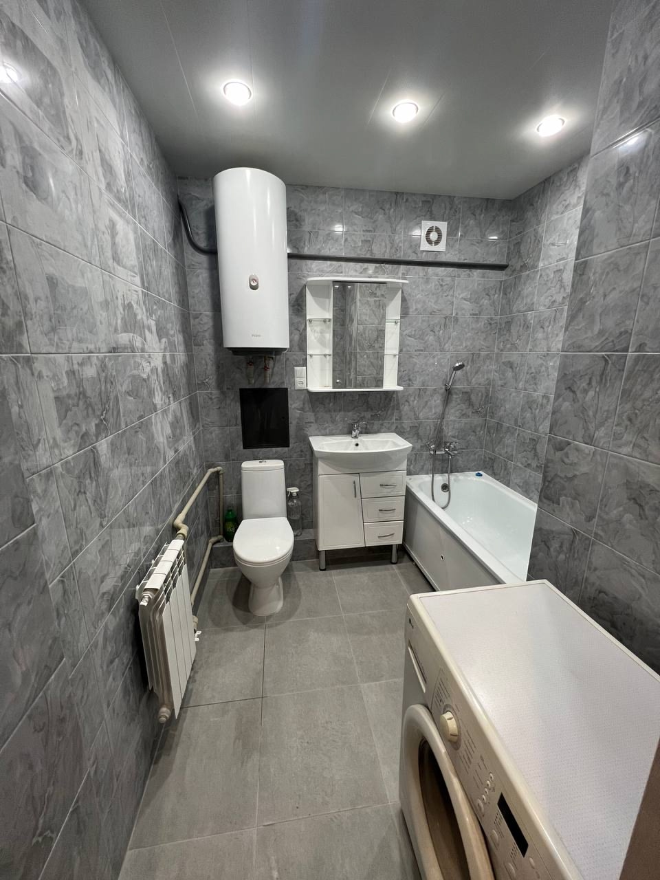 📣Продам 3-х ком. квартиру с новым ремонтом Луганск, район Городка ОР Площадь - 49 м2 Кирпичный дом 📌2 комнаты изолированные 📌Санузел совмещенный 📌Бойлер рабочий 📌Стояки, канализация, отопление - пластик 📌Новые радиаторы 📌Натяжные потолки 📌Новая электрика 📌Пластиковые окна 📌Есть решетки на окнах 📌Новые межкомн...