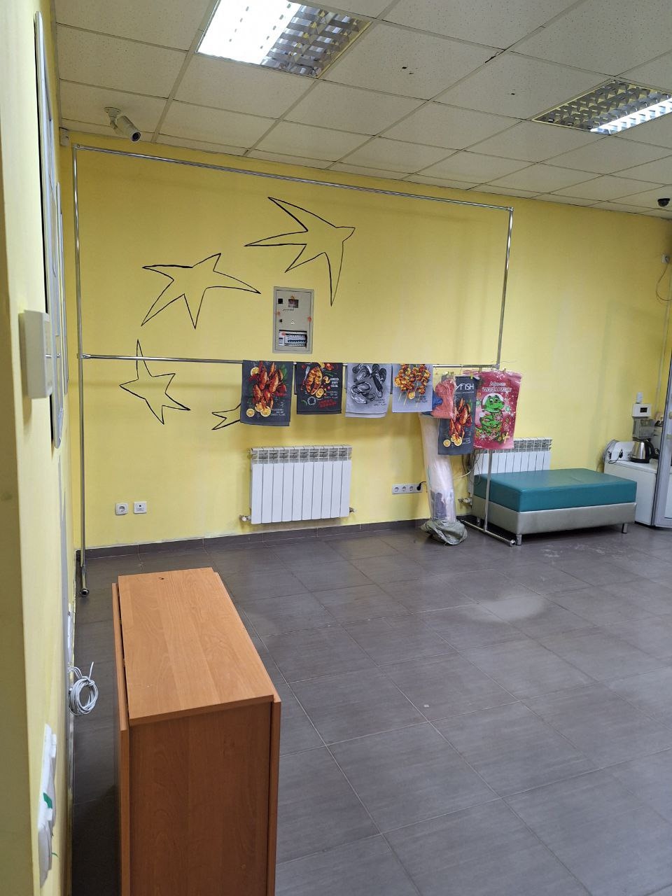 Сдам в аренду 2 кабинета в самом ЦЕНТРЕ г. Луганска, ул. Советская, пл. 16,3 и 33,4 кв.м., АВТОНОМНОЕ ОТОПЛЕНИЕ, есть все коммуникации, с/у, парковка, подойдёт под любой вид деятельности. Цена 4 000 руб. за кв.м. + коммунальные услуги + услуги АН. ☎️+79590189104, +79591390391 (WhatsApp, Telegram) Валерия...